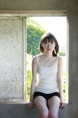 公咬着小娇乳H边走边欢